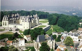 Le château d'Écouen surplombant le centre-ville ancien d'Écouen, exemple des villes rurales d'Île-de-France possédant un riche patrimoine.