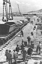 בניית מסילת הרכבת לנמל אשדוד ב-1962