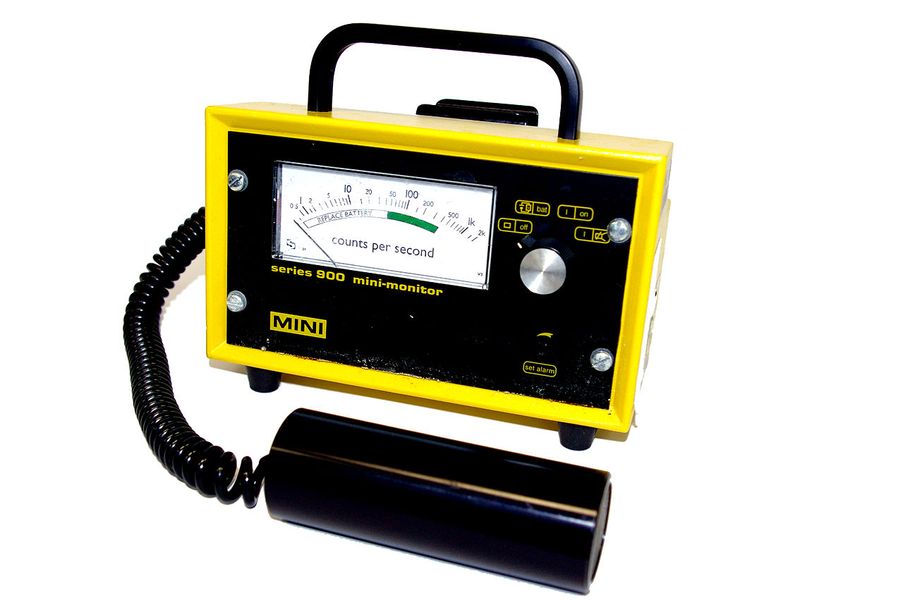 1280px-Portable_Geiger_counter_series_900_mini-monitor.jpg