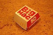 Čeština: Big Mac, produkt řetězce Mc'Donalds, pocházející z provozovny na pražském Proseku.