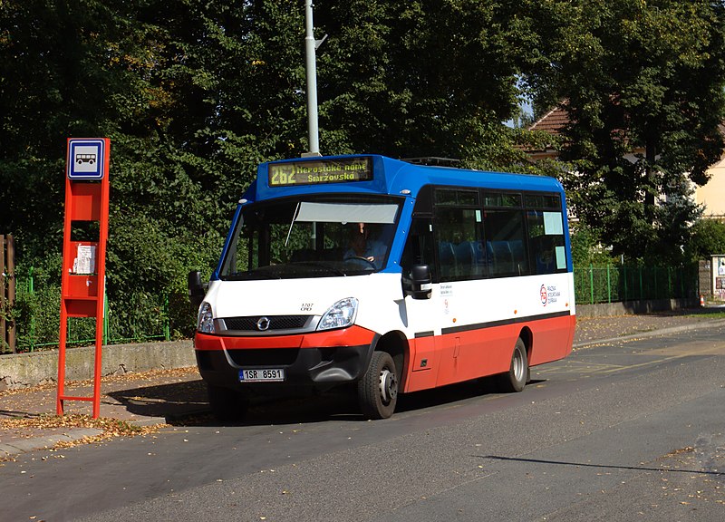 File:Praha, Klánovice, minibus Iveco.jpg