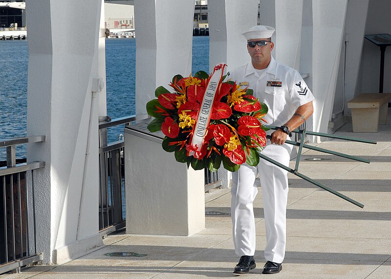 File:Preparing a wreath at Pearl Harbor DVIDS134827.jpg