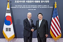 Prezydent Biden spotkał się z prezydentem Korei Południowej Yoonem w Kancelarii Prezydenckiej w Yongsan 2022.jpg