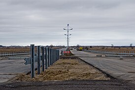 Seção da rodovia perto do aeroporto de Khrabrovo em construção