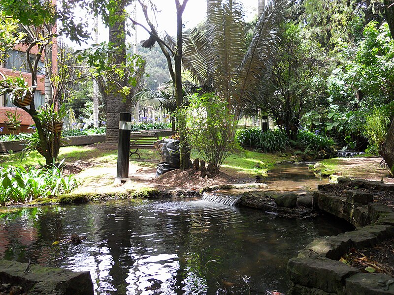 File:Río en el parque del Chicó Bogotá.JPG