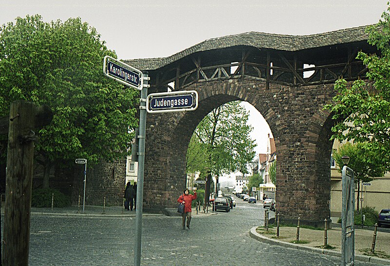 File:Raschi gate.jpg