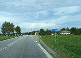 Čeština: Odbočka ke vsi Raveň v okrese Český Krumlov, Jihočeský kraj. English: Fingerpost showing how to get to the village of Raveň, Český Krumlov District, South Bohemian Region, Czech Republic.