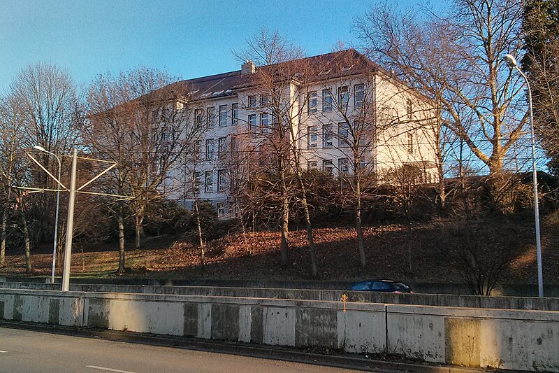 File:Realschule Mellinghofer Straße Westseite.jpg