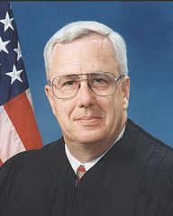 Ричард Копф[англ.], окончил колледж в 1972, Главный судья окружного суда США по округу Небраска[англ.].