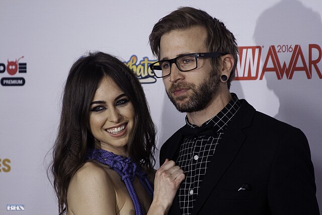 Riley accompanied by Josh Mayer at AVN Awards 2016