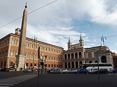 El obelisco Lateranense (1588), y al fondo, las fachadas levantadas por Fontana para el palacio y la basílica