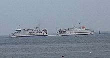 L’Île de Groix et le Saint Tudy se croisant en rade de Lorient.