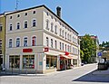 Wohnhaus in halboffener Bebauung und Ecklage, straßenseitig Inschrifttafel