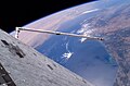 Нижня частина «Діскавері», що летить над Землею, перший подібний знімок