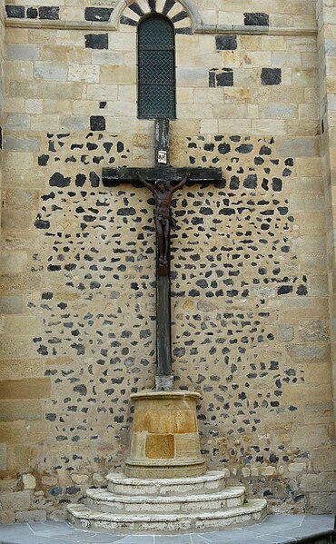 File:Saint-Saturnin (63) église crucifix.JPG