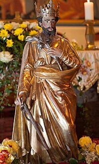 Statue de Saint Joseph couronné pour les pèlerinages.