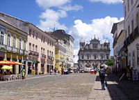 Het centrale plein met de katholieke kerk São Francisco op de achtergrond