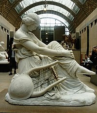 Sapho de James Pradier (1852), exposée au Musée d'Orsay. Sappho y est représentée avec sa lyre, considérant le suicide[39].