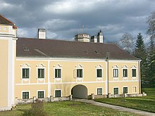 Während der Wohntrakt im Schloss Linsberg liebevoll restauriert wurde …