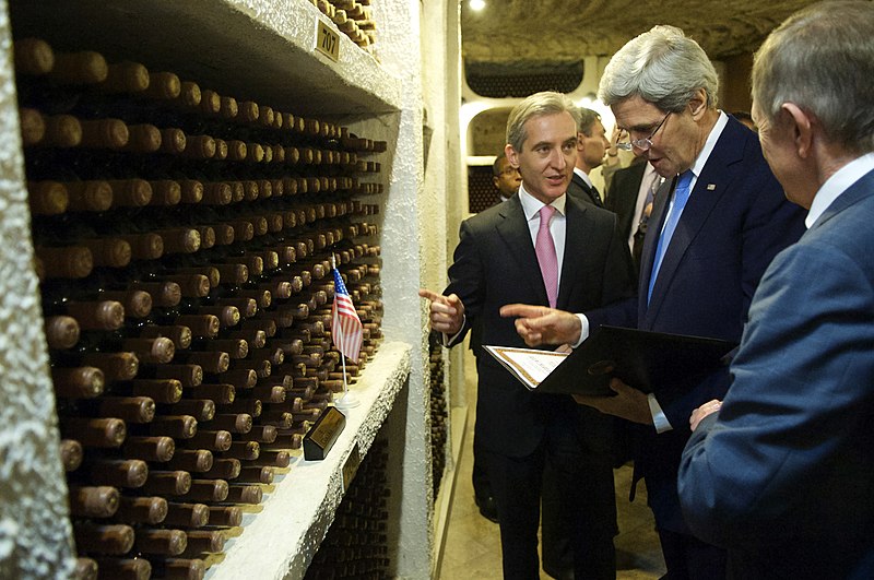 800px-Secretary_Kerry_Examines_a_Certificate_as_the_Moldovans_Designate_a_Bin_of_Wine_in_His_Honor_%2811211930044%29.jpg