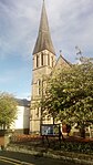 High Street, Selkirk Parish Church (Kirche von Schottland), ehemalige Lawson Memorial Church mit Grenzmauern, Torpfeilern und Geländern