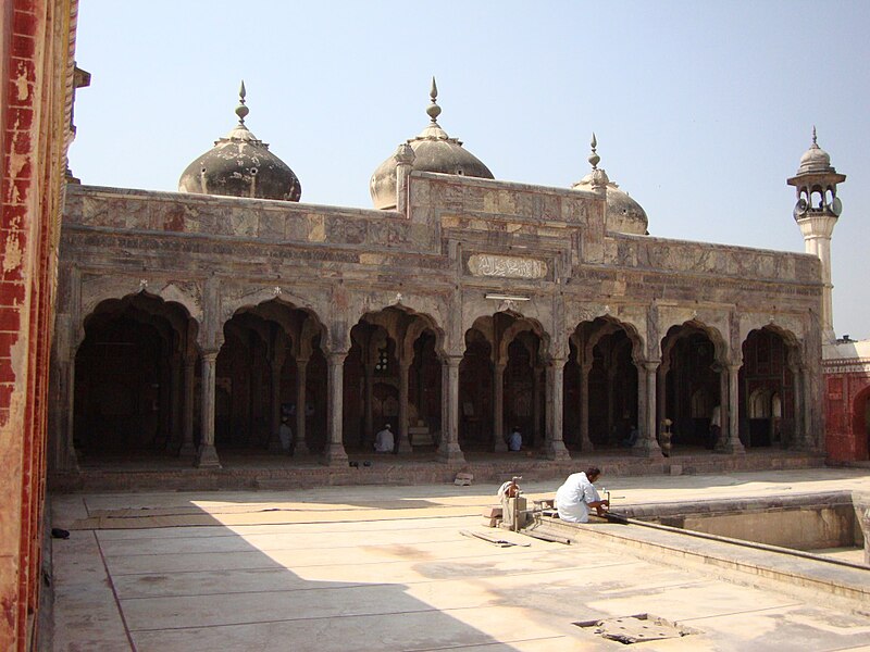 File:Shahi Mosque courtyard.jpg