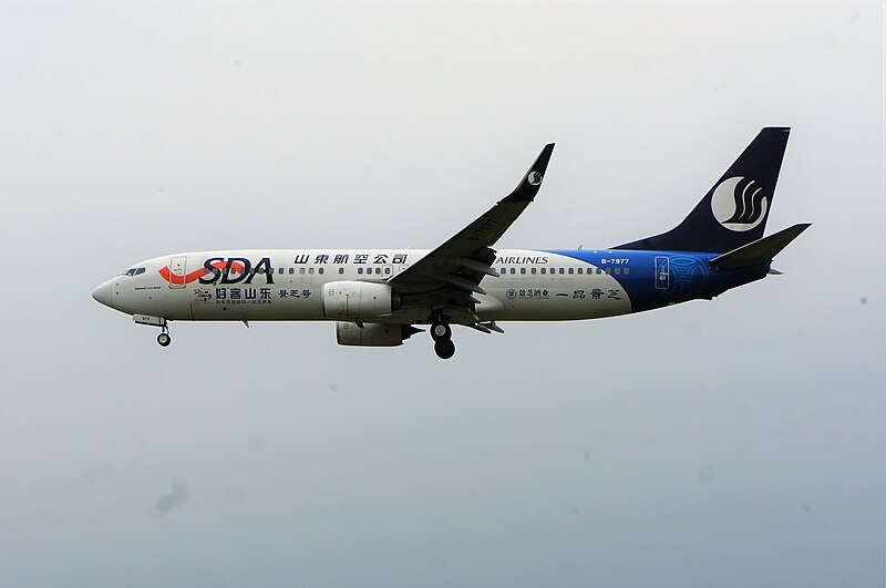 Datei:Shandong Airlines B737-800 (B-7977) @ HGH, July 2019.jpg