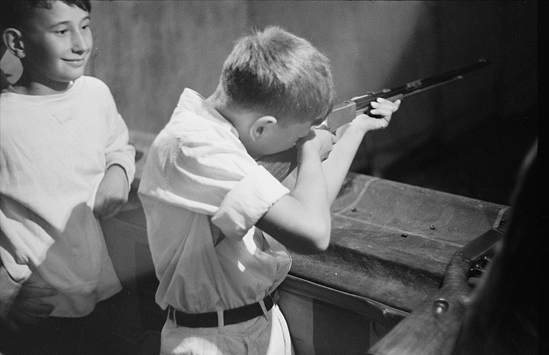 File:Shooting game carnival Sturgeon Bay Wisconsin.jpg