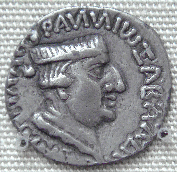 Silver coin of Nahapana, with ruler profile and pseudo-Greek legend "ΡΑΝΝΙΩ ΞΑΗΑΡΑΤΑϹ ΝΑΗΑΠΑΝΑϹ", transliteration of the Prakrit "Raño Kshaharatasa Na