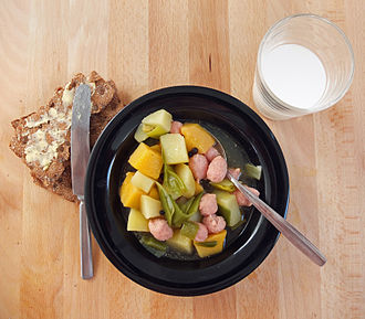 Traditional Finnish siskonmakkarakeitto, a soup made with siskonmakkara, potatoes, leek, carrot, and rutabaga. Siskonmakkarakeitto.jpg