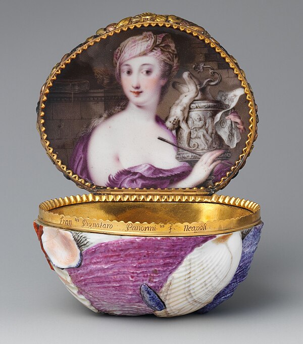 Shell-shaped snuffbox, by Gricci, Caselli and a goldsmith, 1745–1750