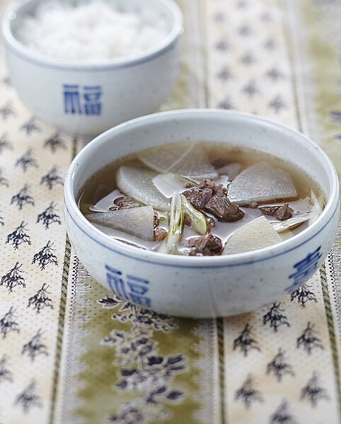 Soegogi-mu-guk (beef and radish soup)