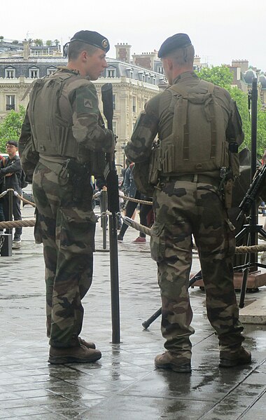 File:Soldats à la tombe du Soldat inconnu.jpg