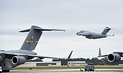 Um C-17A Globemaster III da 437th Airlift Wing decolando da Base Aérea de Charleston