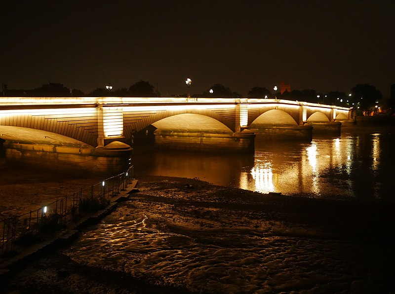 File:Southeast View of Putney Bridge (Nocturnal - 02).jpg