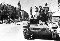 A szovjet 6. páncéloshadosztály T–26-os harckocsija és legénysége Tebriz utcáin