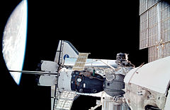 Sojoezcapsule met spaceshuttle Endeavour op achtergrond gezien vanuit ISS