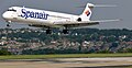 Un MD-83 de Spanair aterrant a l'aeroport de Leeds Bradford, Anglaterra. (2008)
