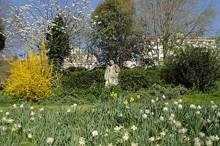 Le talus du jardin du Square du Docteur-Grancher avec la statue Le Printemps d'Henri Dieupart.