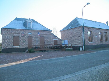 File:St Quentin-en-Tourmont mairie-école.jpg