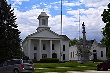 Stark County Courthouse and memorial, Illinois.jpg