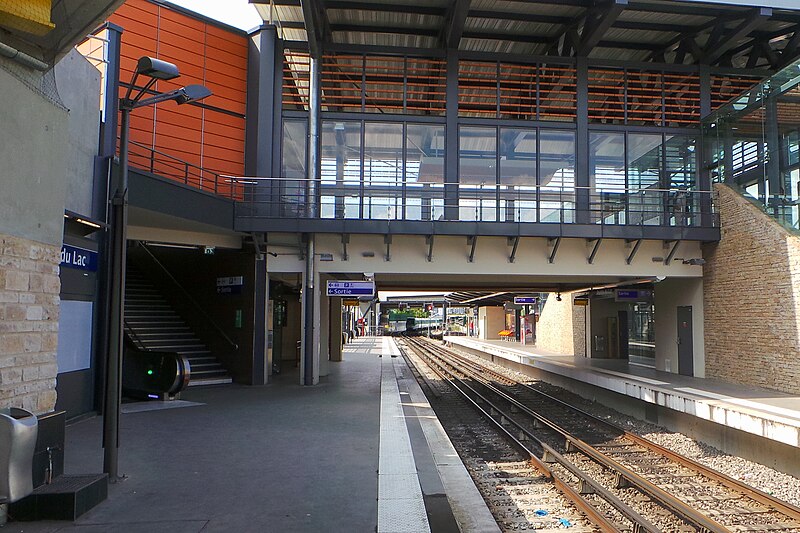 File:Station métro Créteil-Pointe-du-Lac - 20130627 170051.jpg