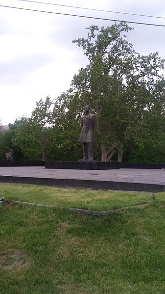 File:Statue of Mikael Nalbandyan, Yerevan 05.jpg