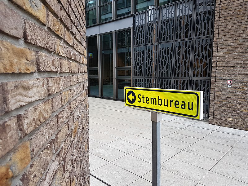 File:Stembureau Winterswijk -GR2018.jpg