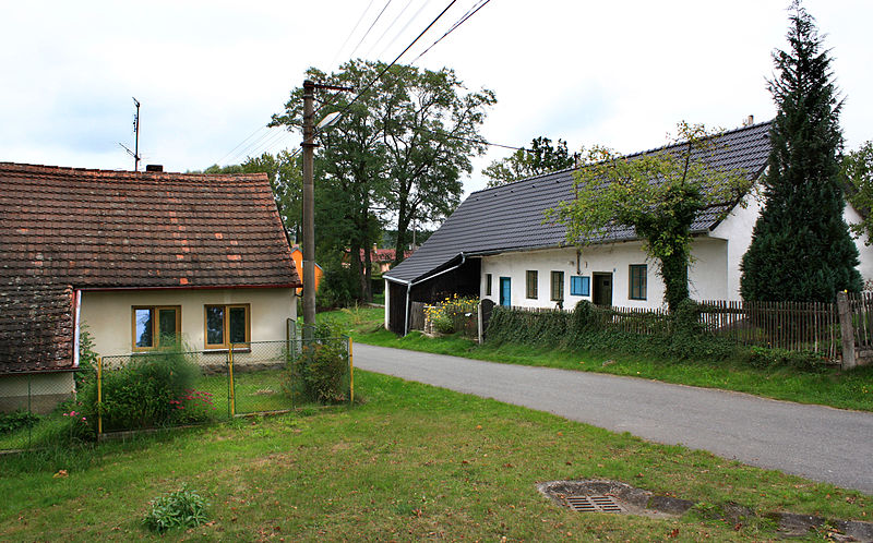 File:Stráž nad Nežárkou, Dolní Lhota, common.jpg