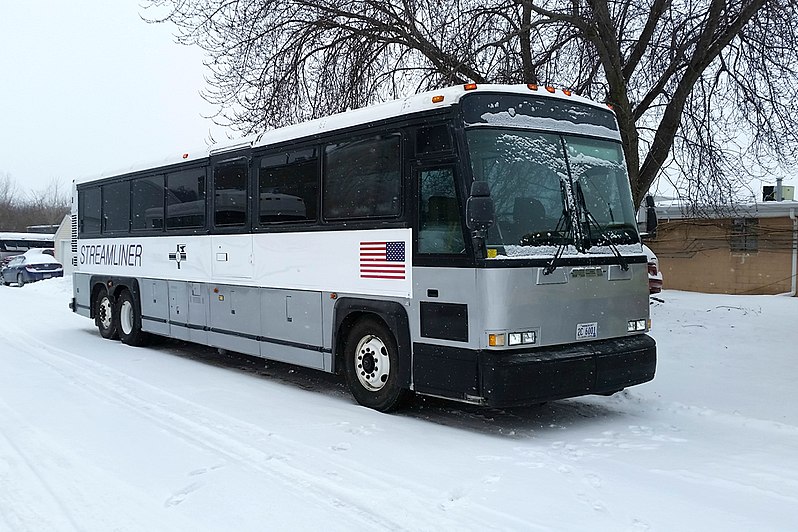 File:Streamliner Lines MCI 102D3.jpg