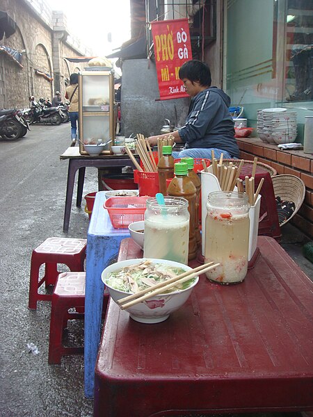 Tập_tin:Street_vendor_pho_ga_Hanoi.jpg