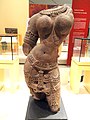 Часть скульптуры Сурасундари. X век, период Чандела, Королевский музей Онтарио (Канада)