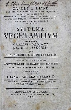 Carl Linnaeus Systema Vegetabilium (1774) első kiadásának címlapja.  A könyv a londoni Linnean Society által birtokolt Linnean gyűjteményből származik.  A lap tetején az Ex libris Linn felirat látható.  fil.  1784. J. E. Smith ("From the Library of Carl Linnaeus Jr. 1784. J. E. Smith")