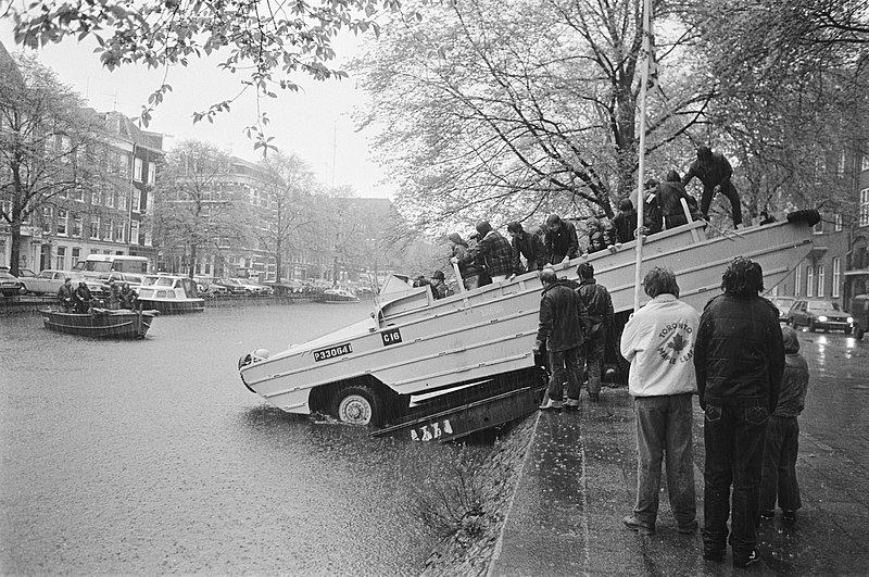 File:T.g.v. bevrijdingsdag kan men een tochtje maken met Canadees amfibievoertuig uit, Bestanddeelnr 932-1391.jpg